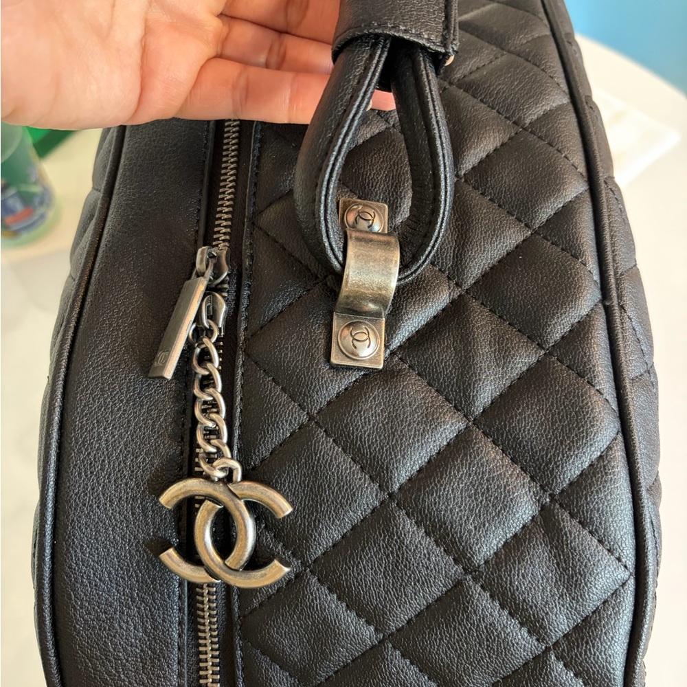 CHANEL Quilted Black Travel bag with Chain Strap - Picture 2 of 8